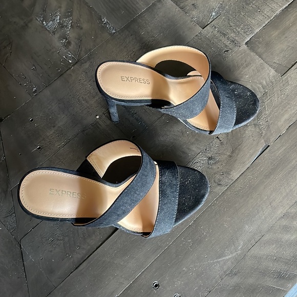 Express Heels - Picture 2 of 3